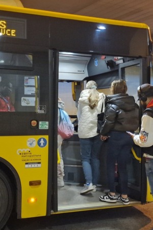 Passageiros a entrar nos autocarros da Carrris em Sintra